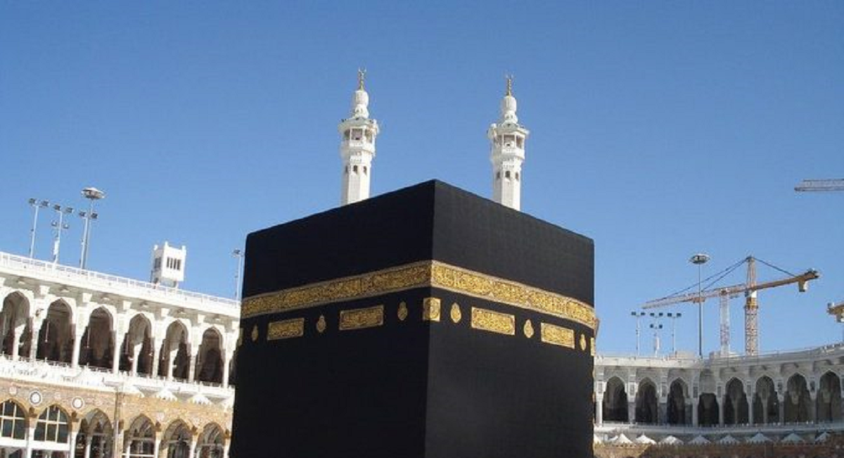 فجر غد الجمعة.. سماء مكة تشهد تعامد القمر الأحدب على الكعبة